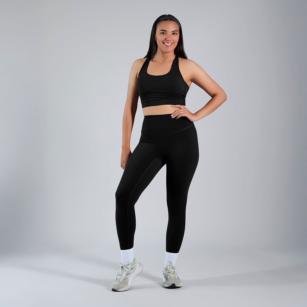 Conjunto deportivo top escote redondo y legging entubado negro