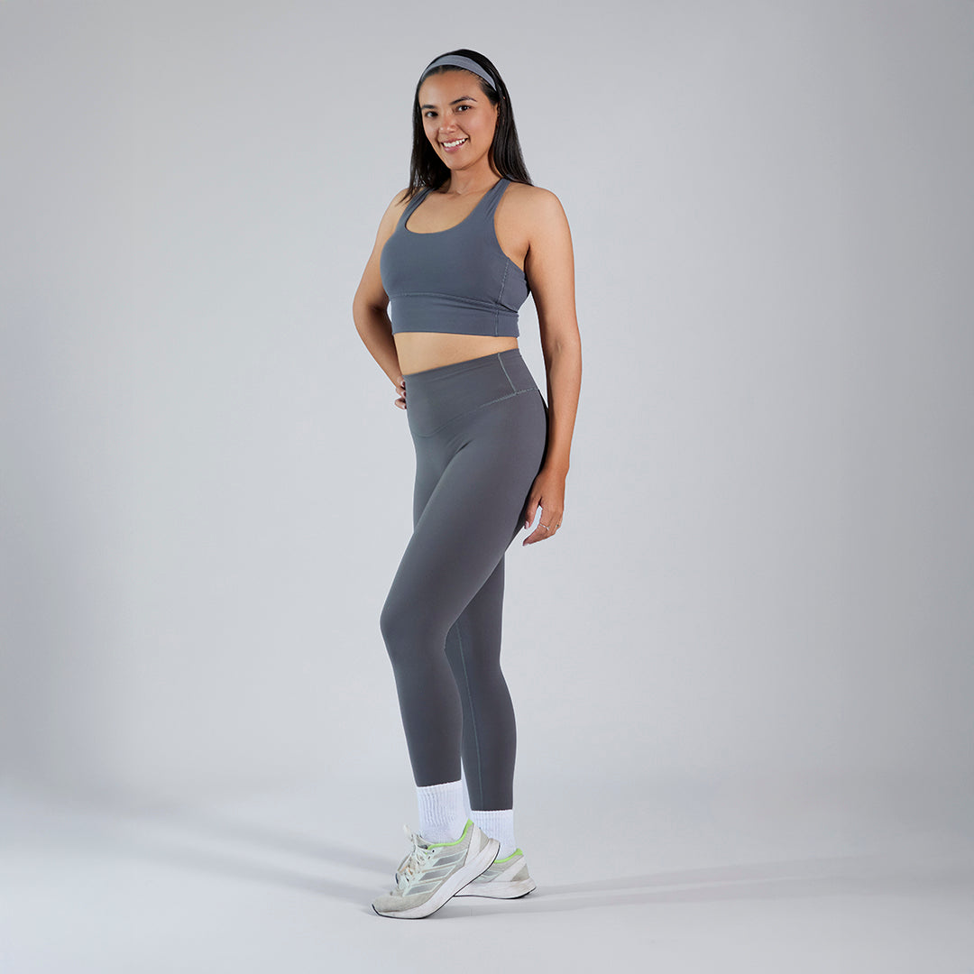 Conjunto deportivo top escote redondo y legging entubado gris