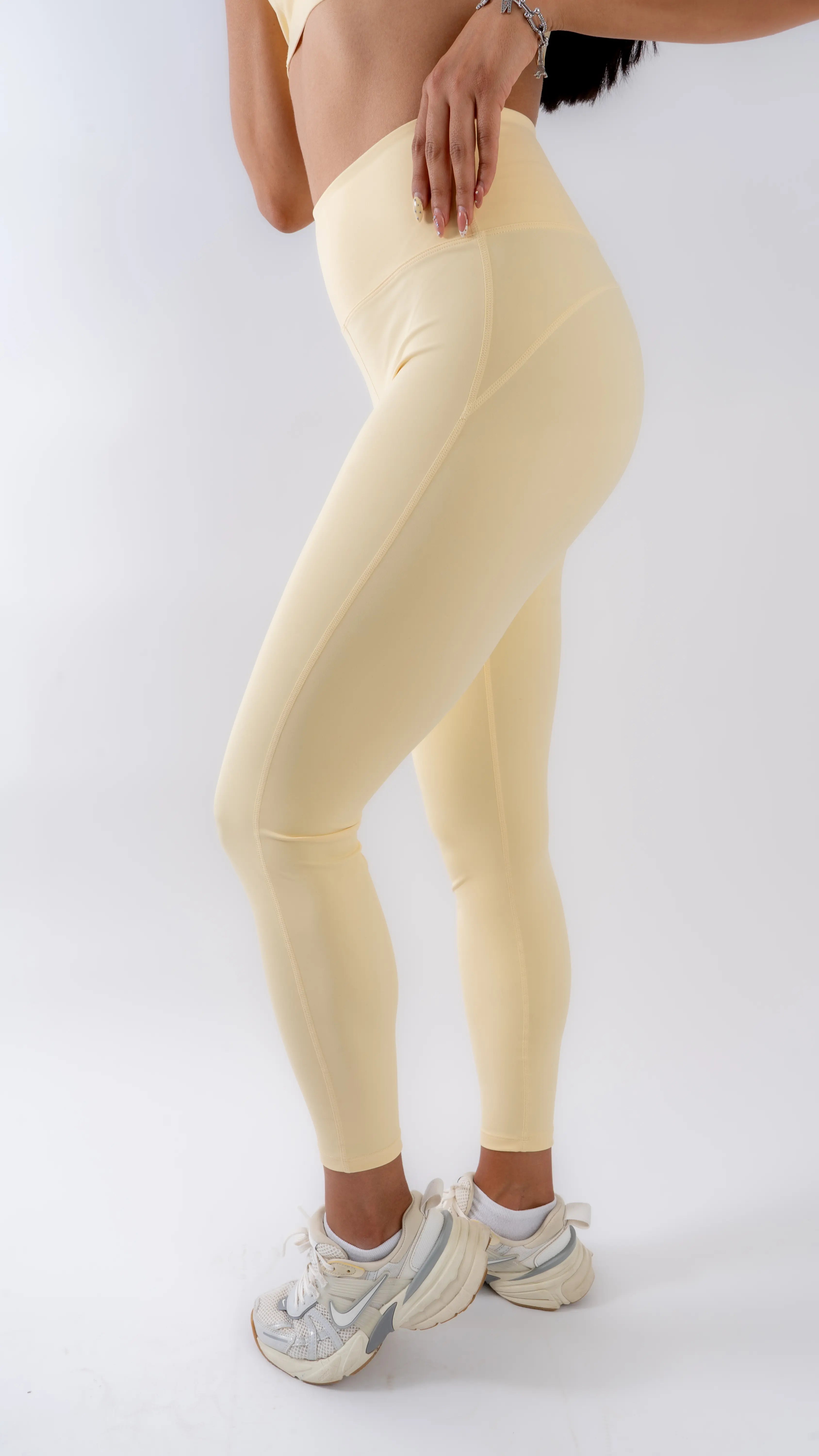 Conjunto deportivo top tipo halter con almohadillas removibles y legging color amarillo