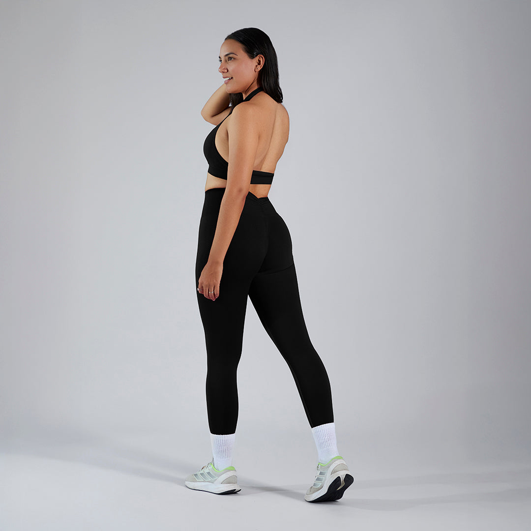 Conjunto deportivo top haiter y legging pushup con corte en V negro