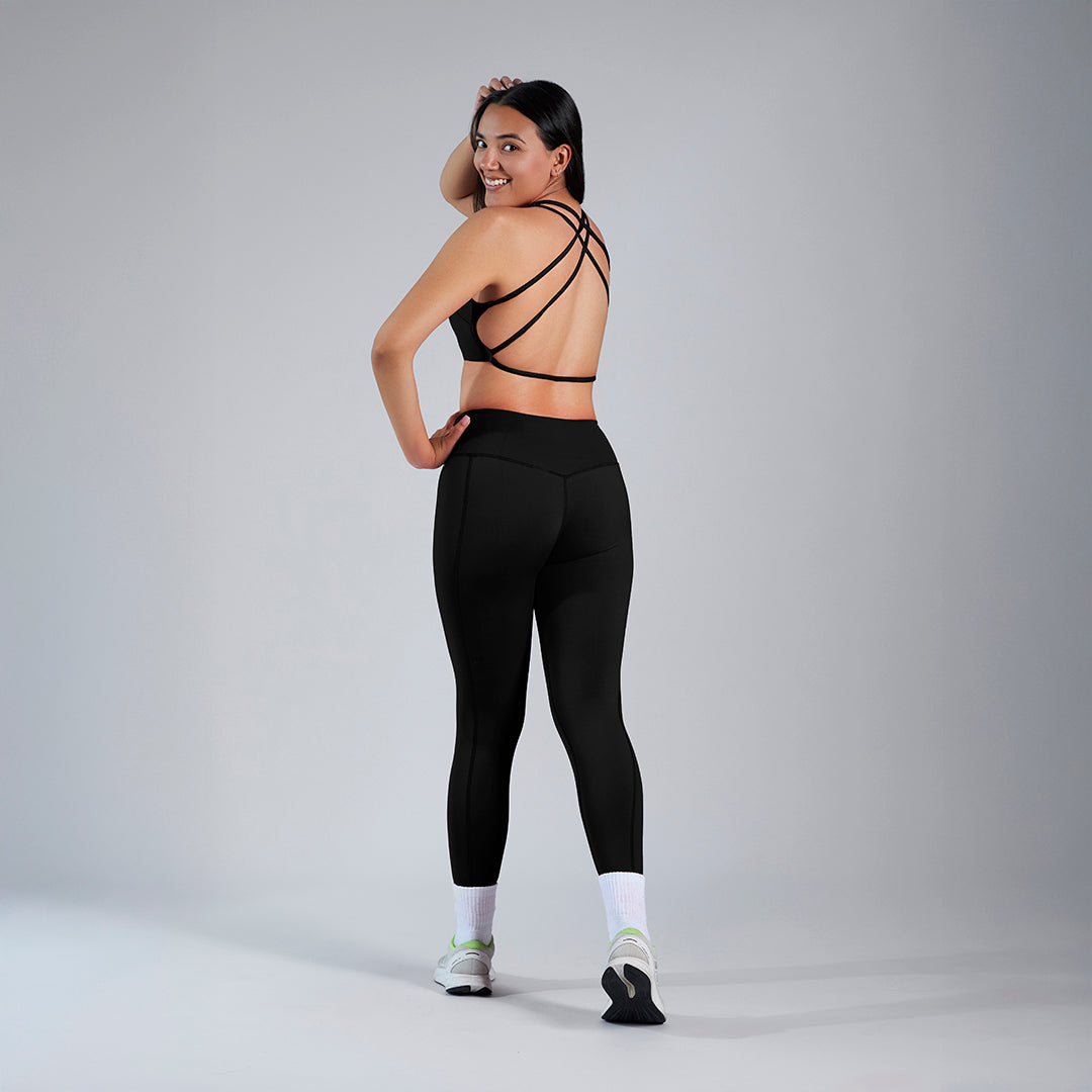 Conjunto deportivo top con tiras en espalda y legging entubado pushup negro