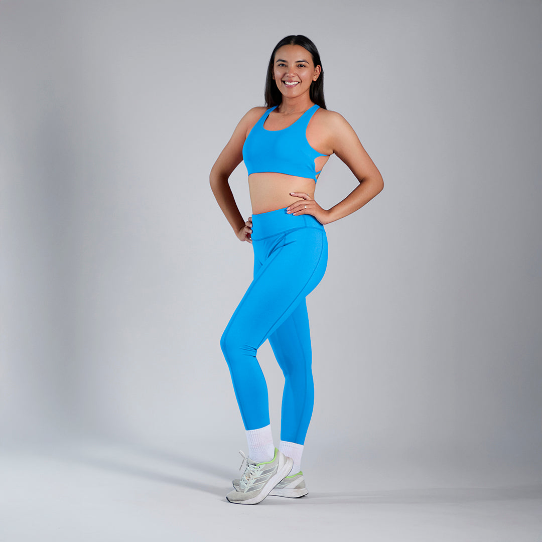 Conjunto deportivo top con tiras en espalda y legging entubado pushup azul claro