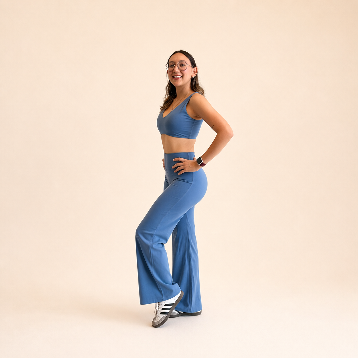 Conjunto deportivo top con tirantes gruesos y legging wide leg azul