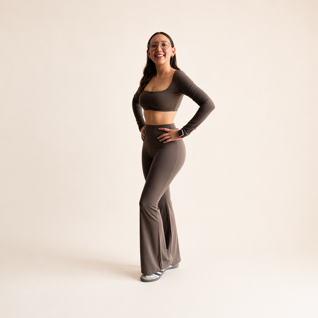 Conjunto deportivo blusa con manga larga y legging wide leg café