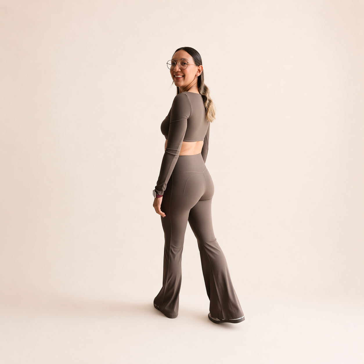 Conjunto deportivo blusa con manga larga y legging wide leg café