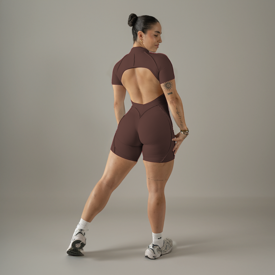 Jumpsuit depotivo en short con espalda escotada café