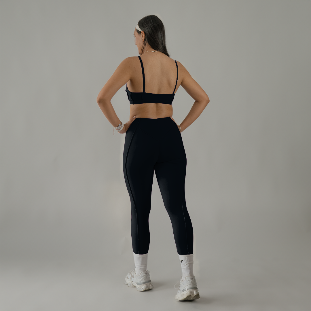 Conjunto deportivo top escote corazón y legging entubado negro