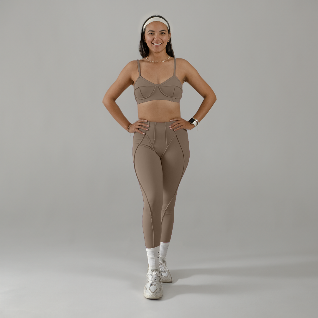 Conjunto deportivo top escote corazón y legging entubado nude