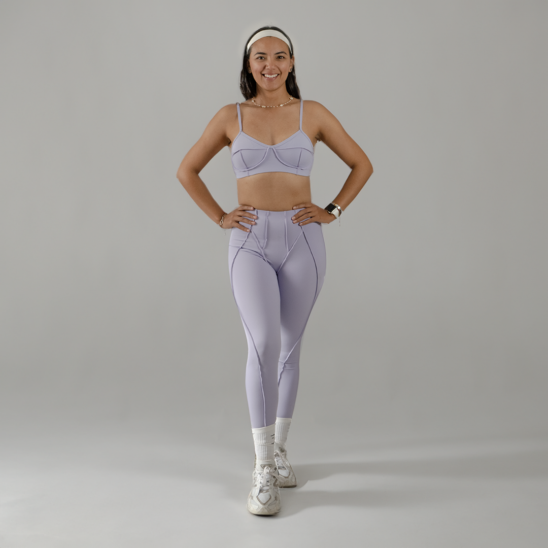 Conjunto deportivo top escote corazón y legging entubado lila