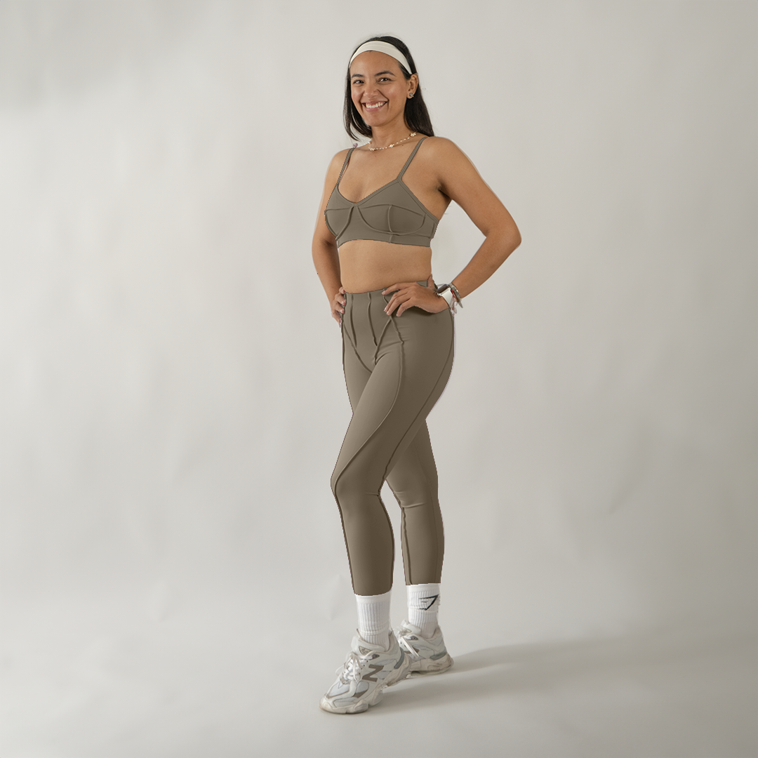 Conjunto deportivo top escote corazón y legging entubado nude