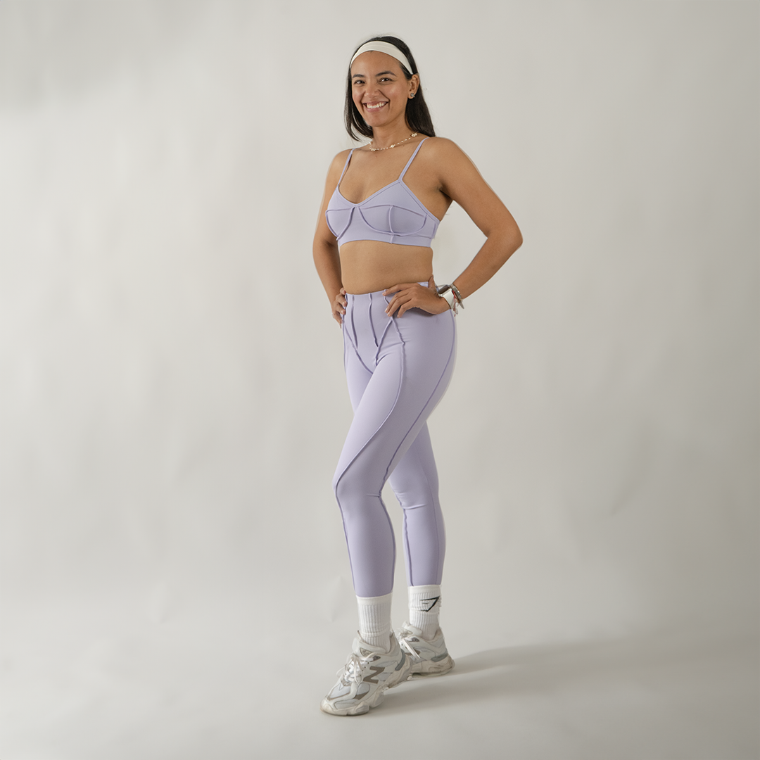 Conjunto deportivo top escote corazón y legging entubado lila