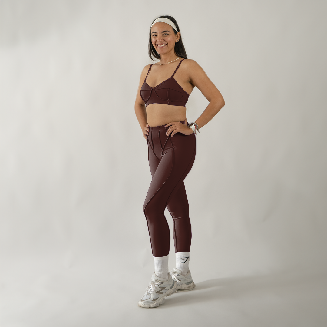 Conjunto deportivo top escote corazón y legging entubado café