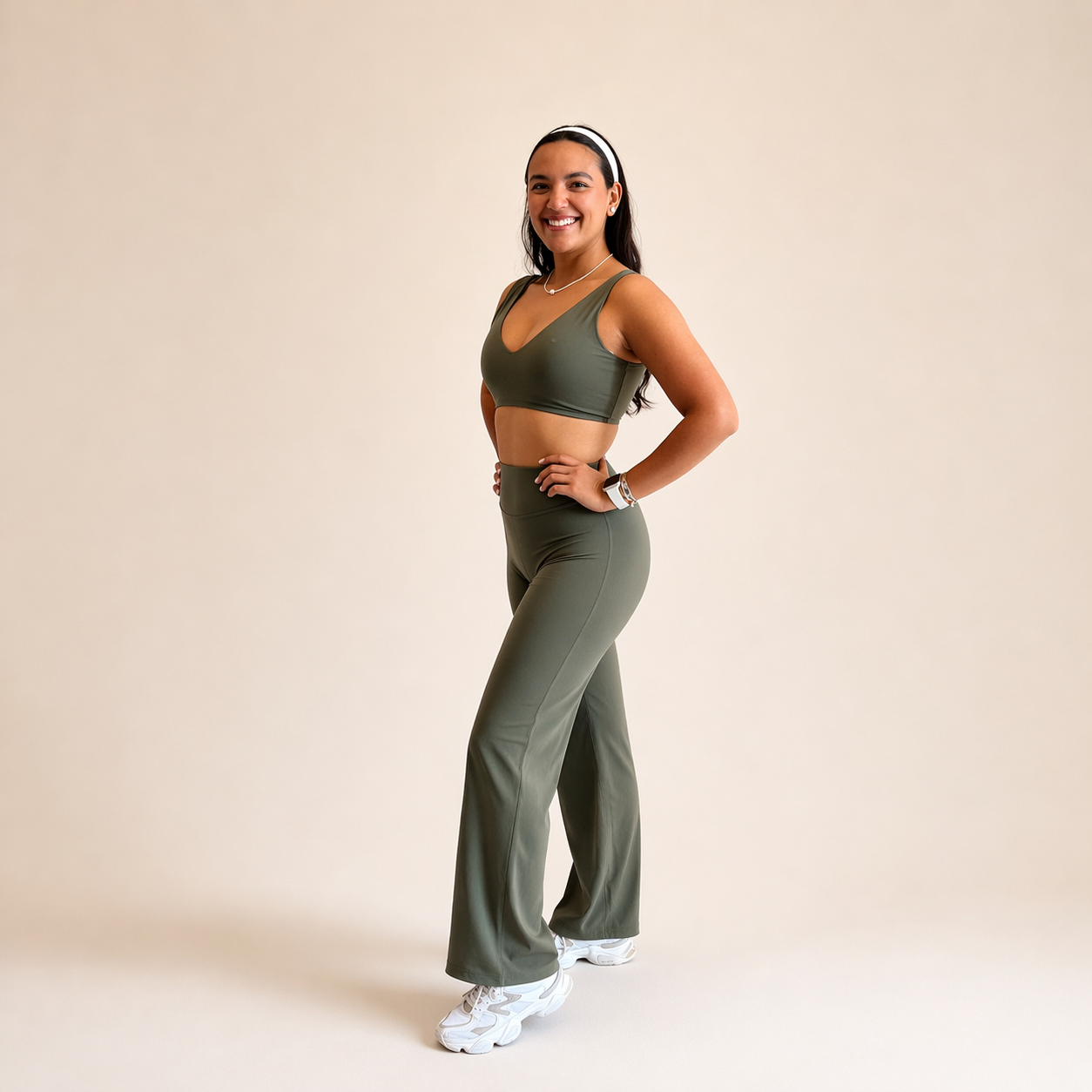 Conjunto deportivo top con tirantes gruesos y legging wide leg verde militar