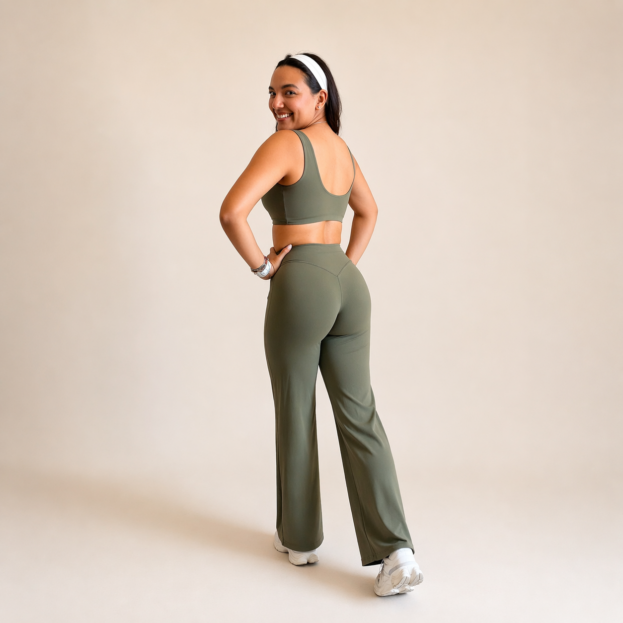 Conjunto deportivo top con tirantes gruesos y legging wide leg verde militar