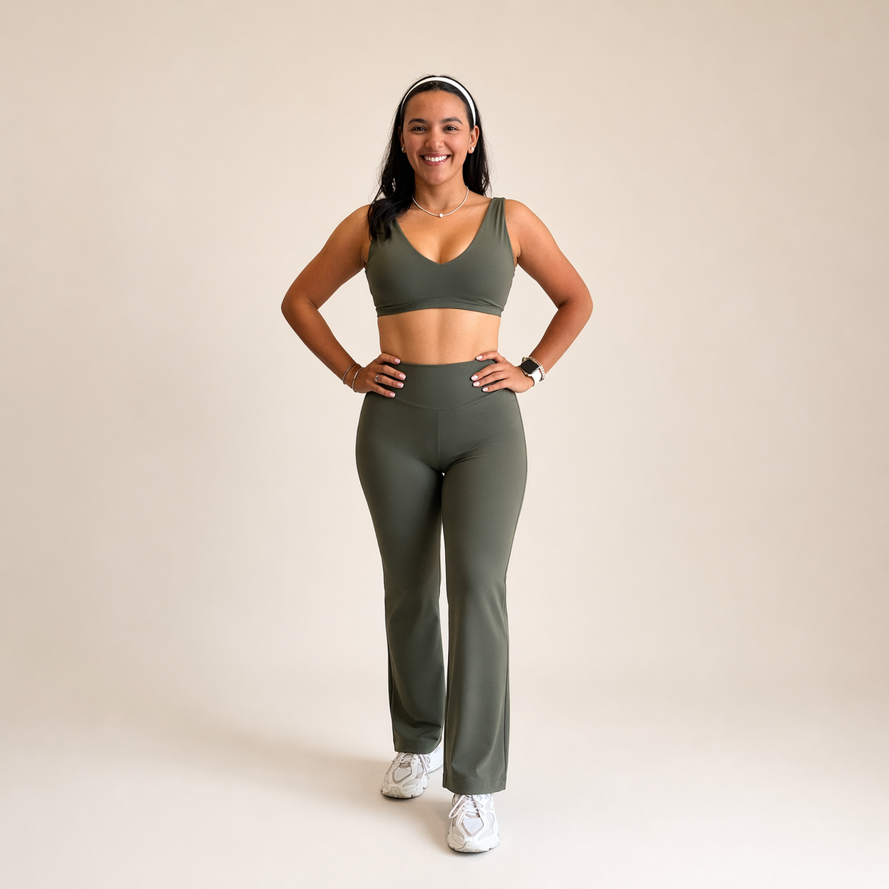 Conjunto deportivo top con tirantes gruesos y legging wide leg verde militar