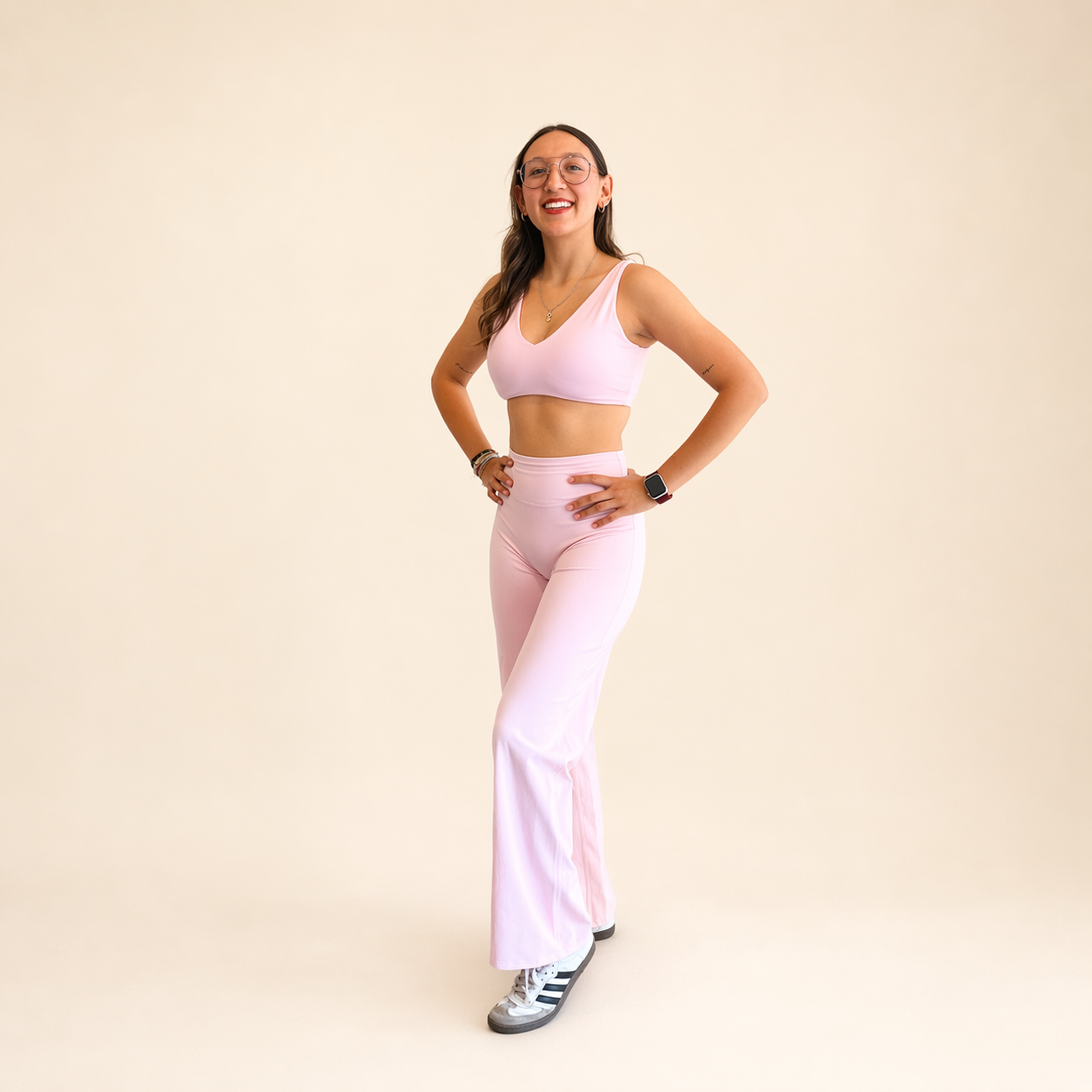 Conjunto deportivo top con tirantes gruesos y legging wide leg rosa