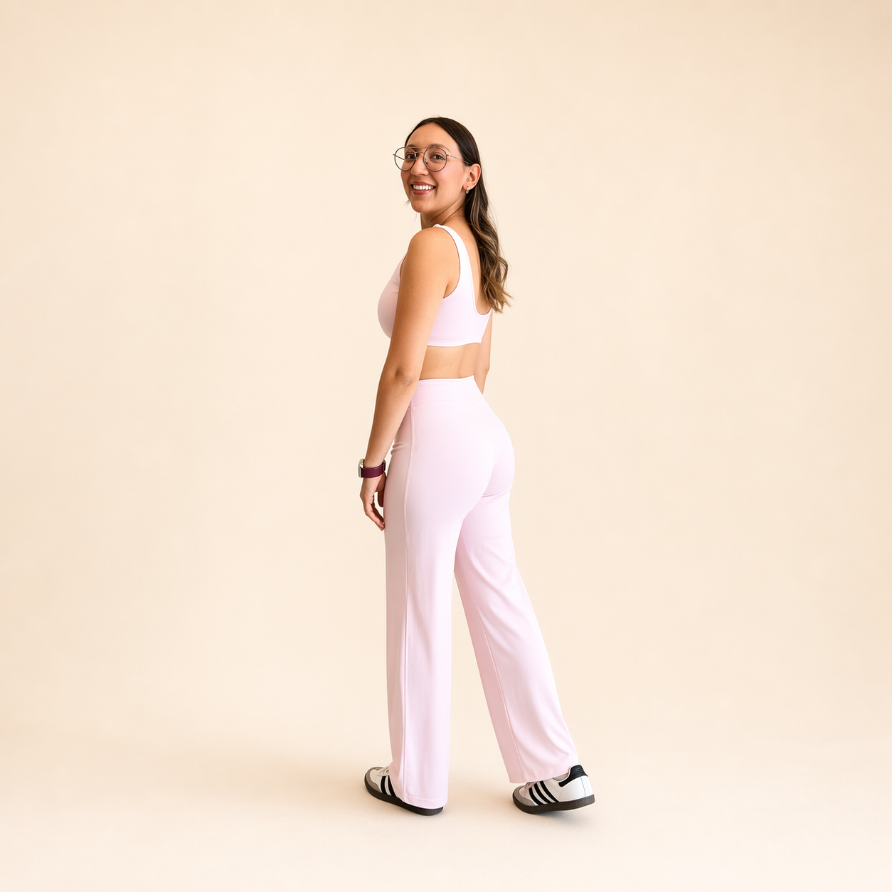 Conjunto deportivo top con tirantes gruesos y legging wide leg rosa