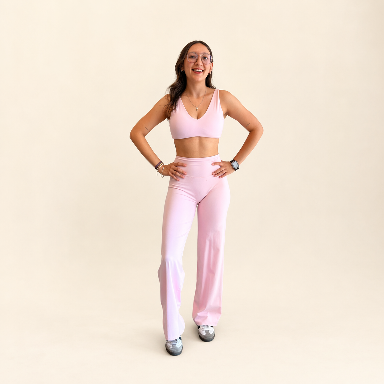 Conjunto deportivo top con tirantes gruesos y legging wide leg rosa