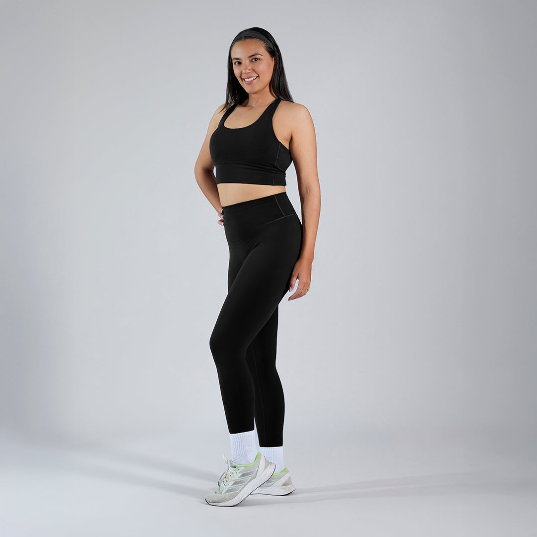 Conjunto deportivo top escote redondo y legging entubado negro