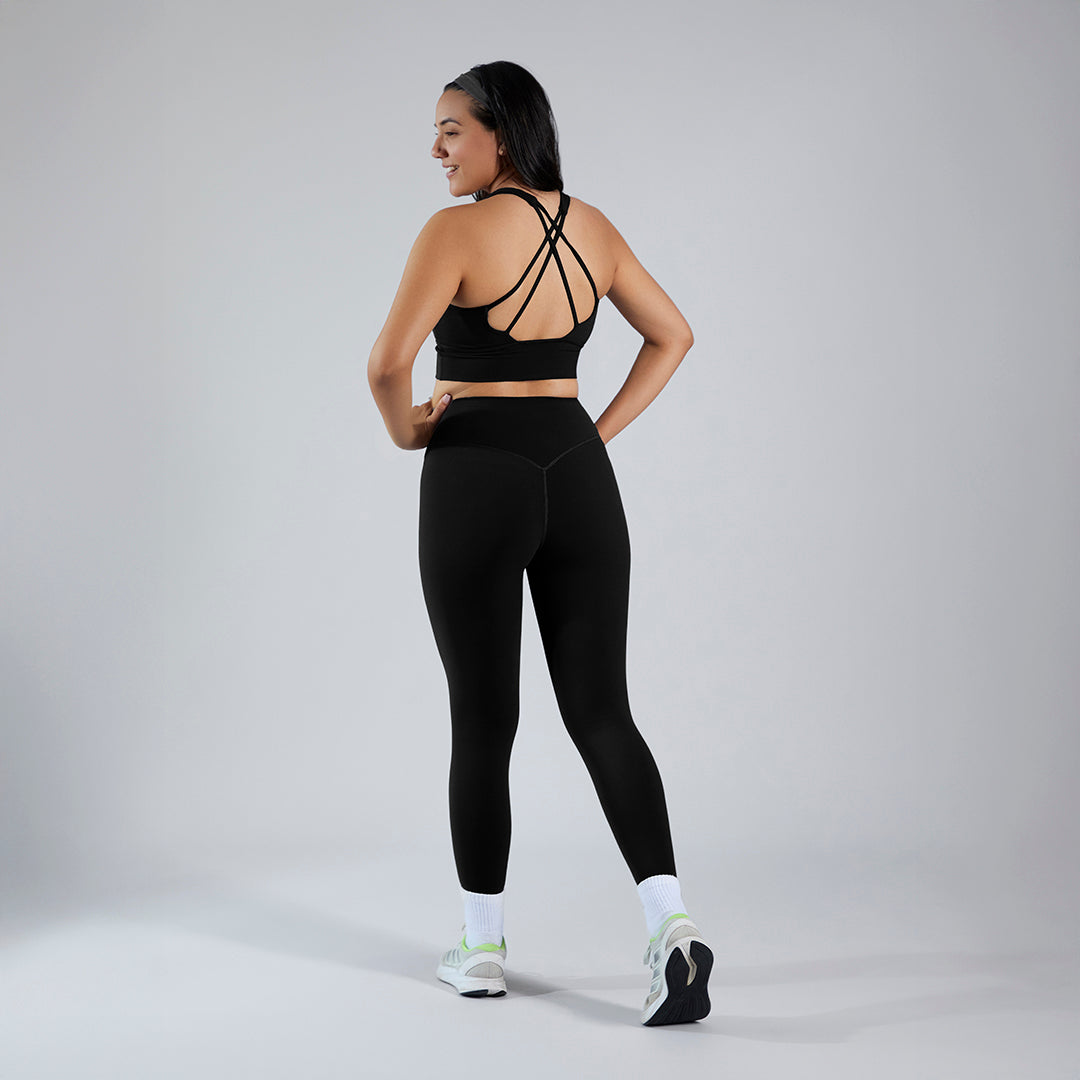 Conjunto deportivo top escote redondo y legging entubado negro