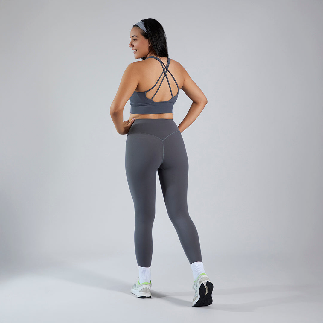 Conjunto deportivo top escote redondo y legging entubado gris