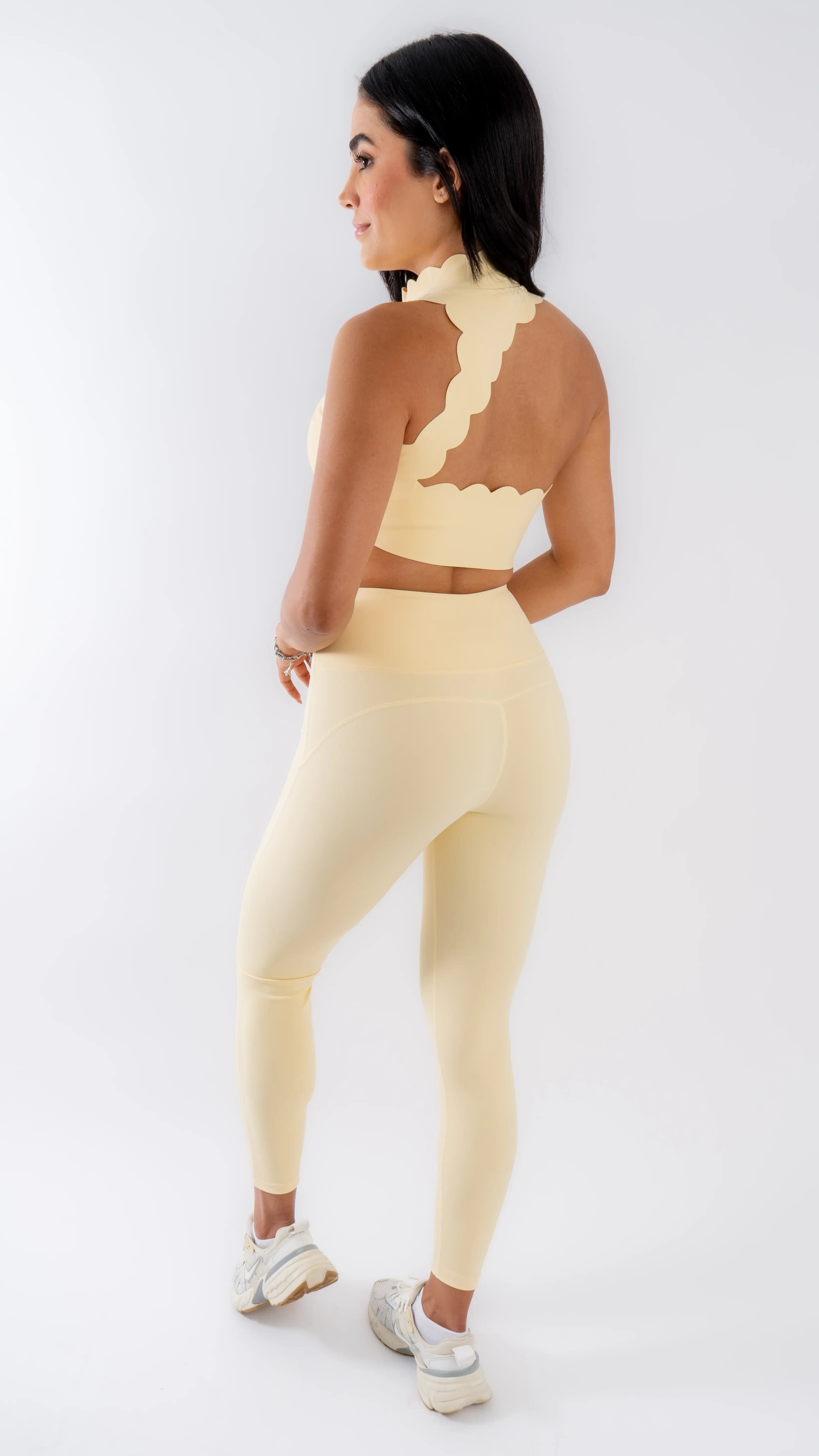 Conjunto deportivo top tipo halter con almohadillas removibles y legging color amarillo