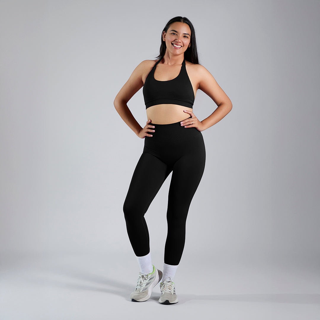 Conjunto deportivo top haiter y legging pushup con corte en V negro