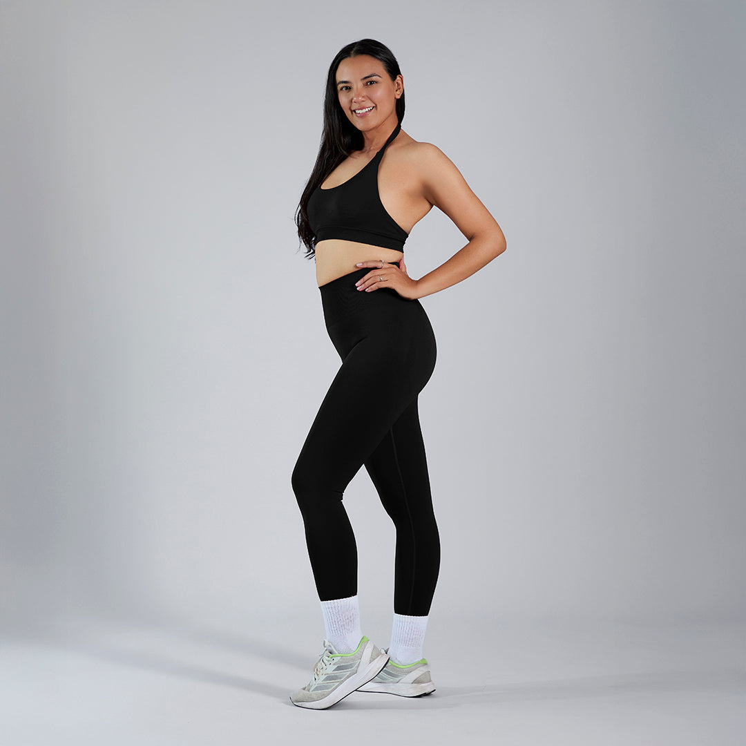 Conjunto deportivo top haiter y legging pushup con corte en V negro