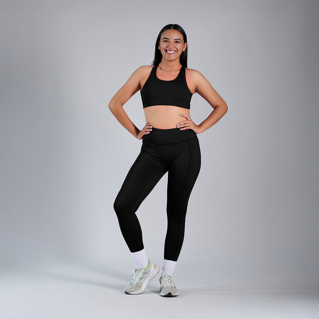 Conjunto deportivo top con tiras en espalda y legging entubado pushup negro