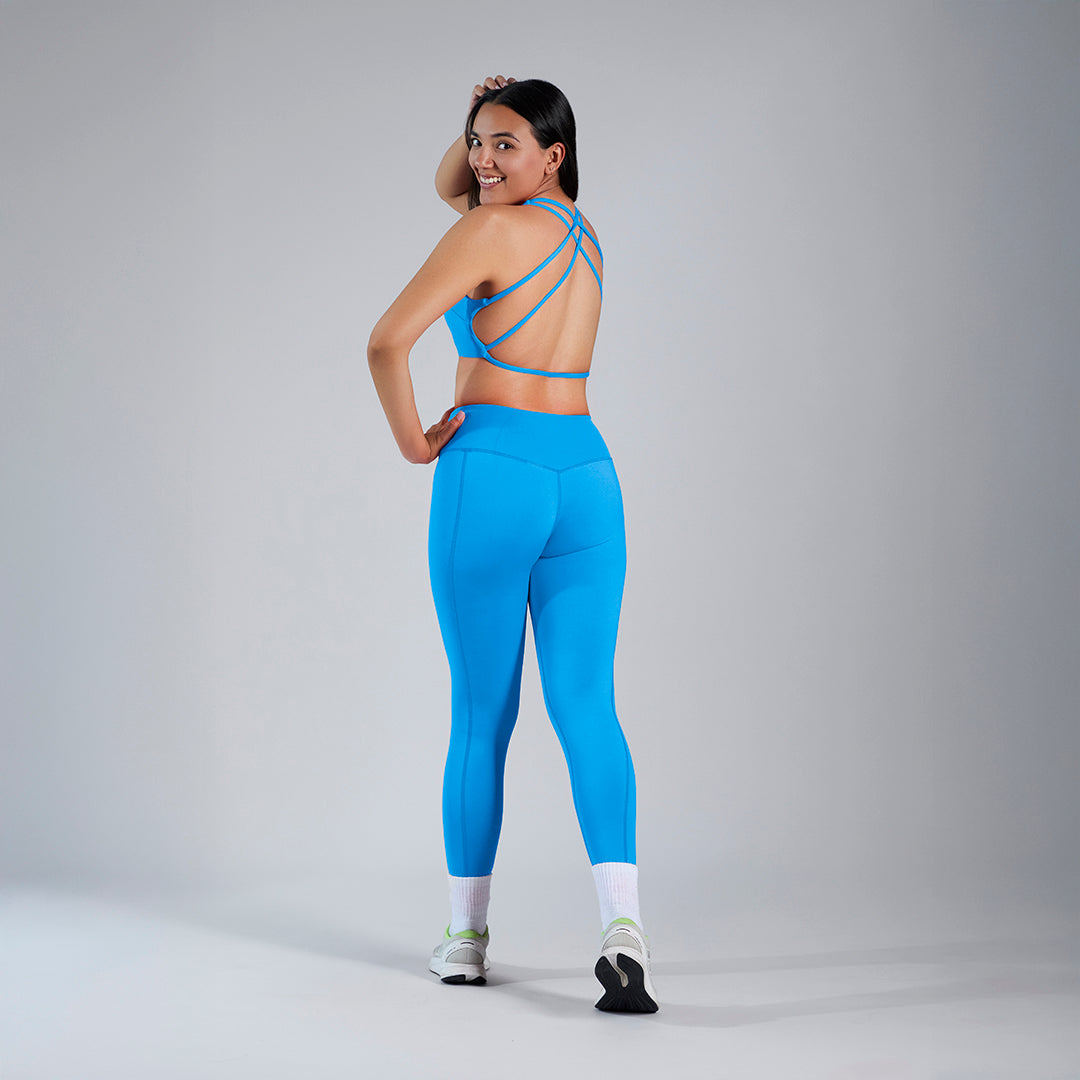 Conjunto deportivo top con tiras en espalda y legging entubado pushup azul claro