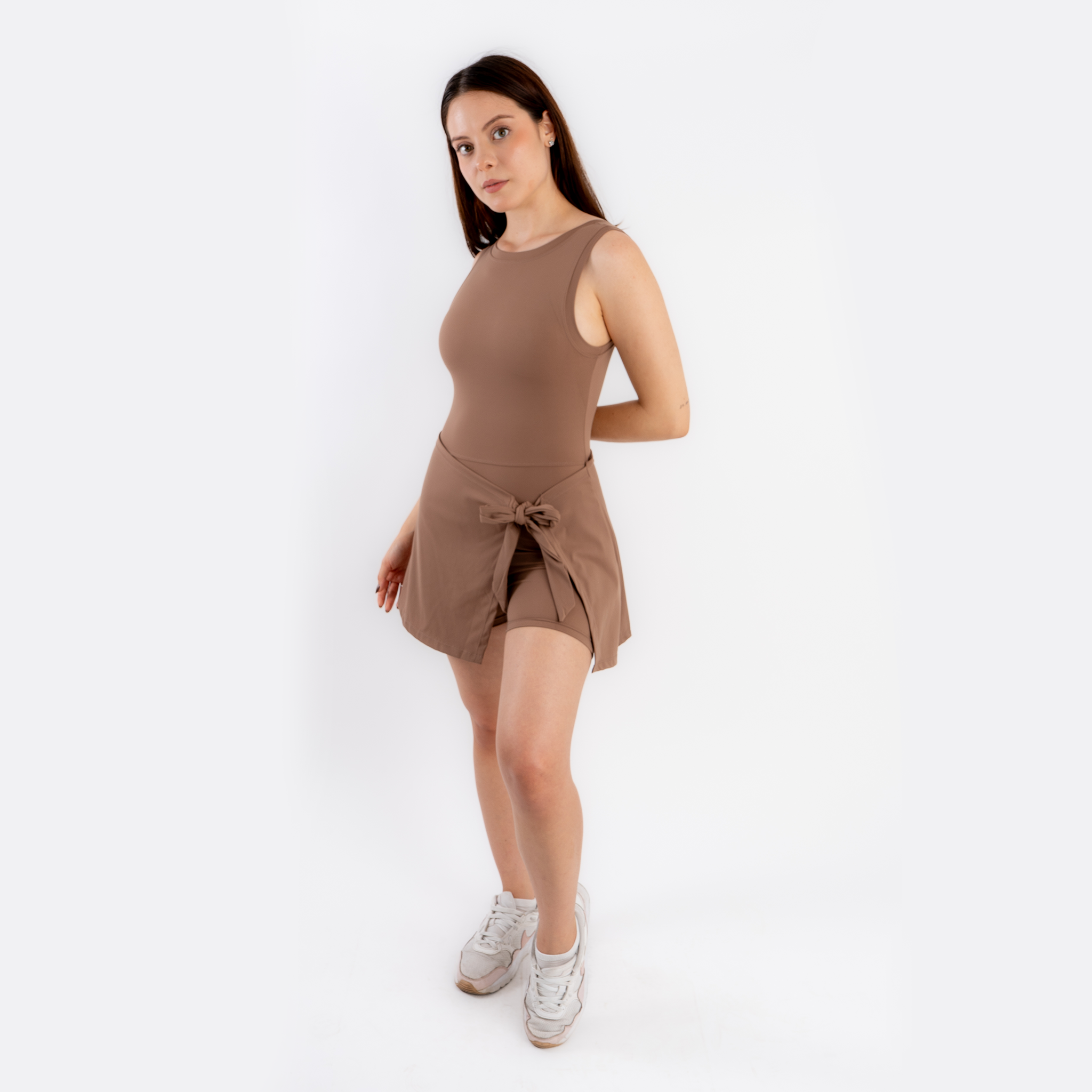 Vestido deportivo espalda descubierta café