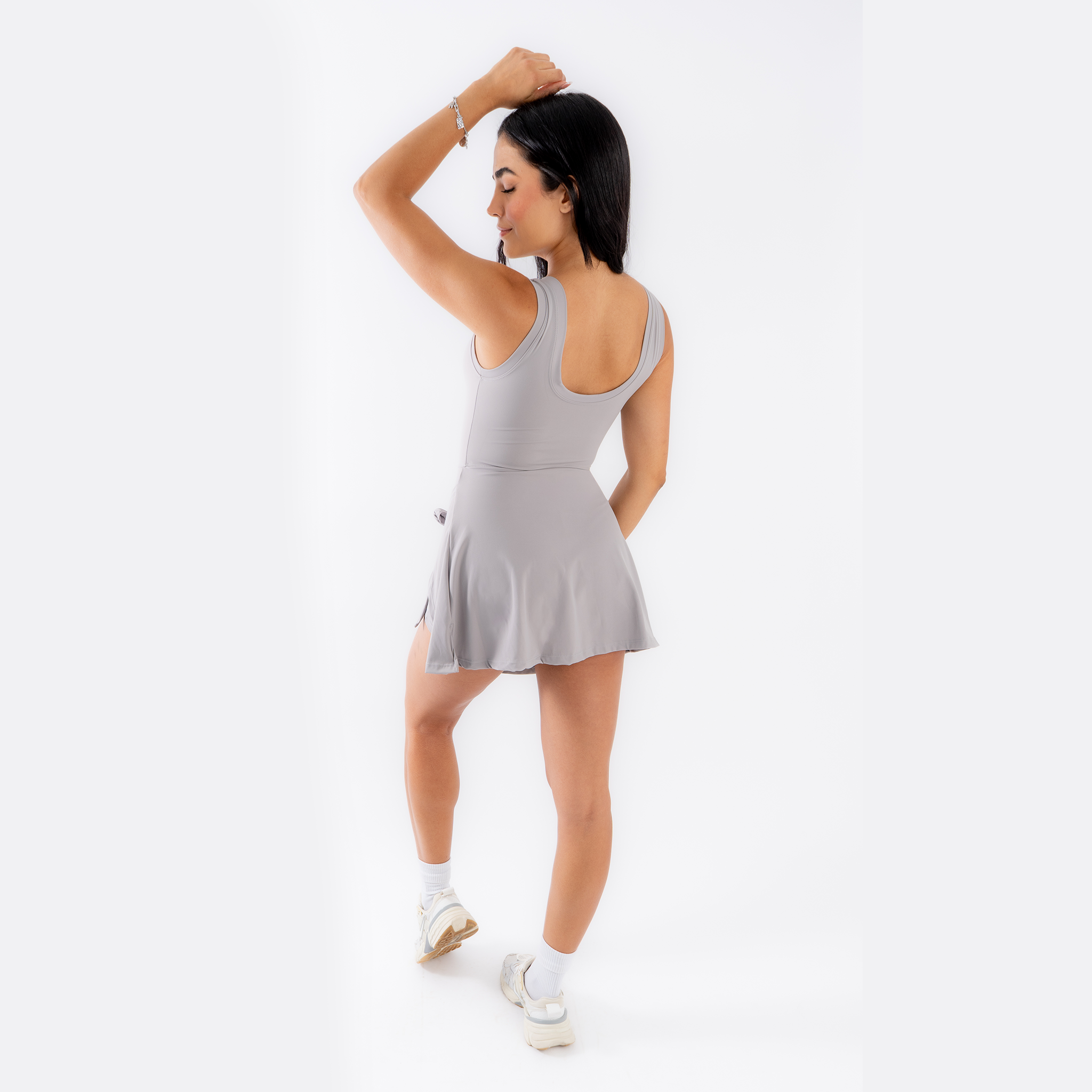 Vestido deportivo espalda descubierta gris