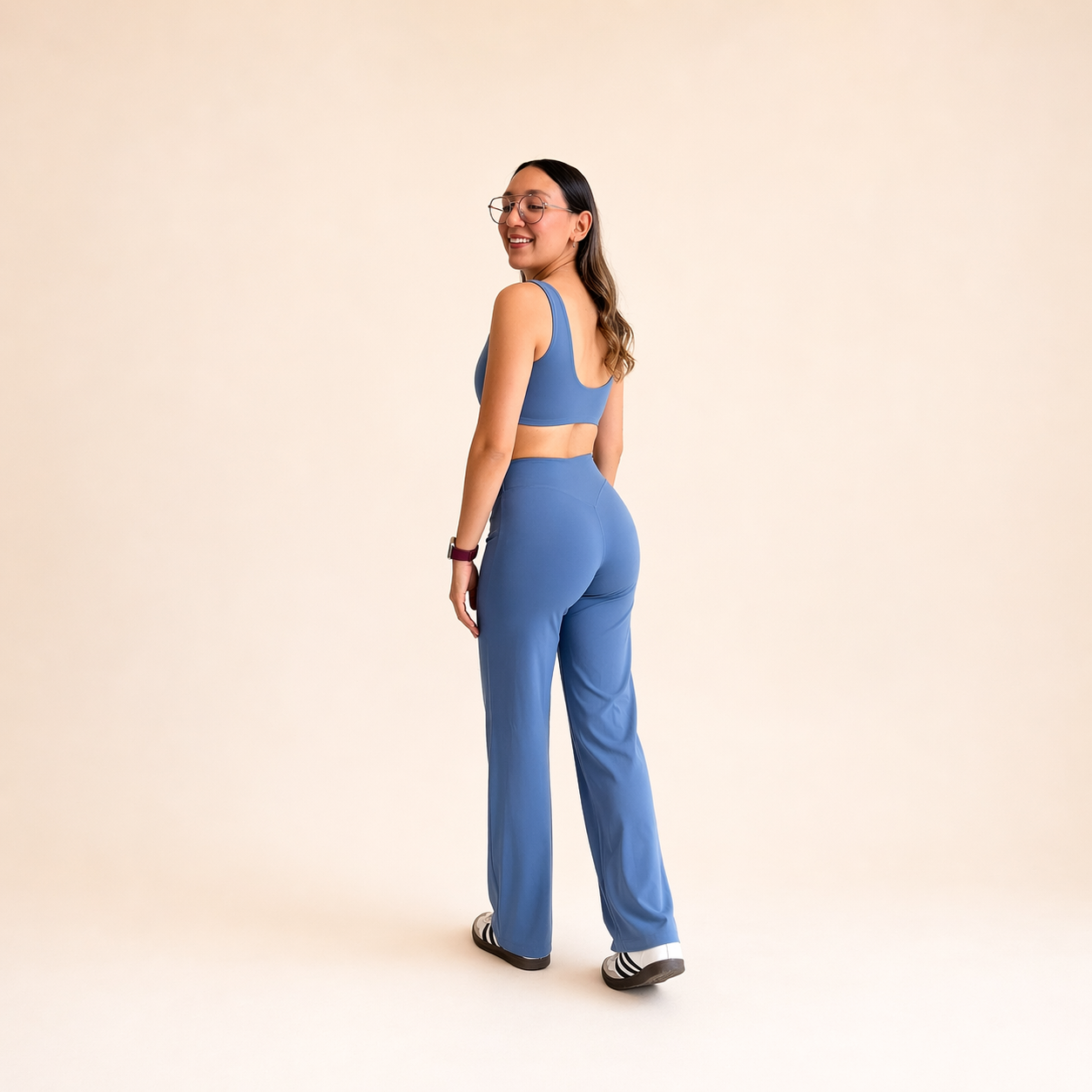 Conjunto deportivo top con tirantes gruesos y legging wide leg azul
