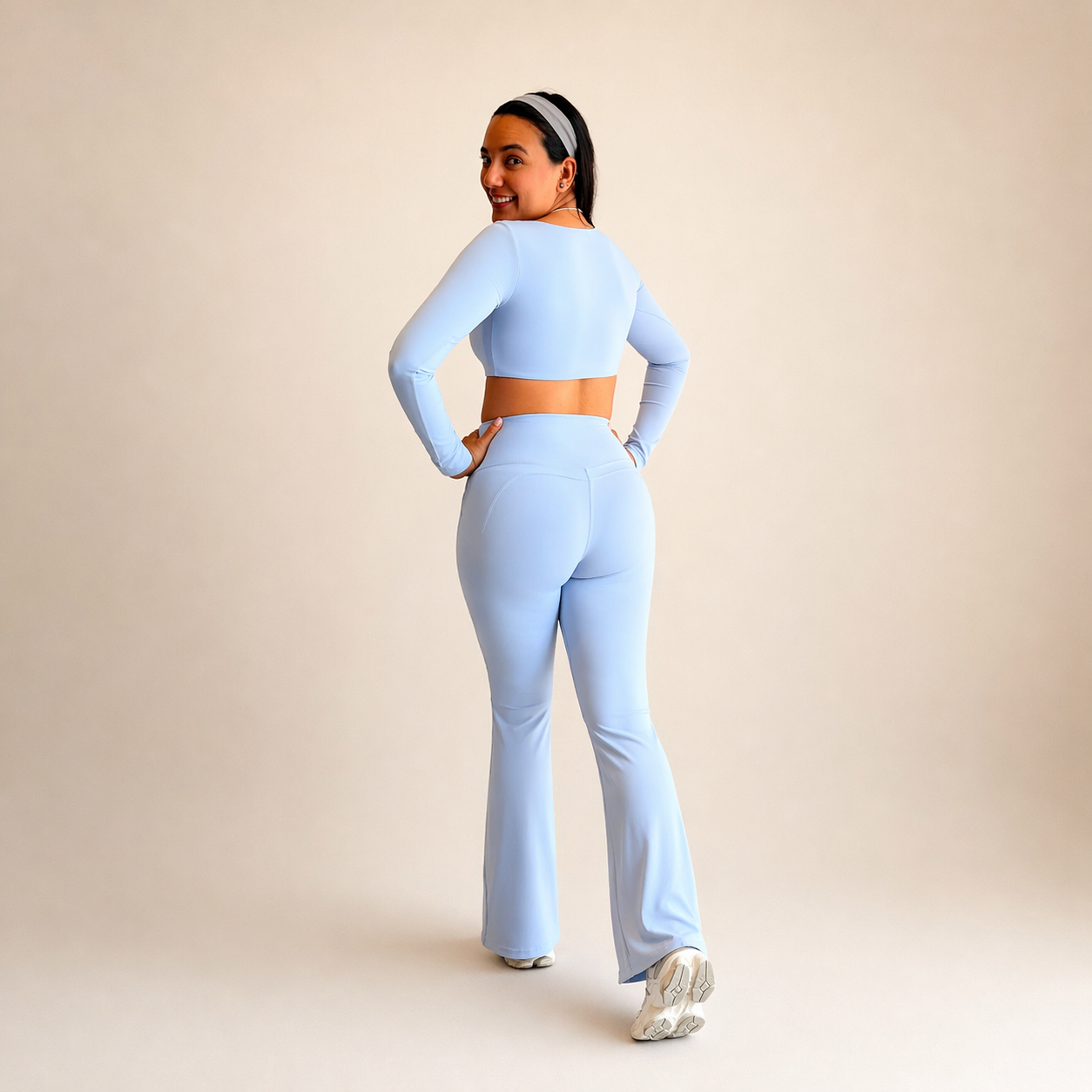Conjunto deportivo blusa con manga larga y legging wide leg azul