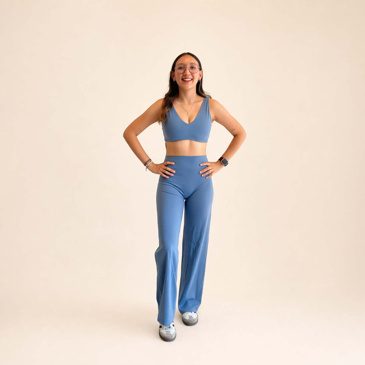 Conjunto deportivo top con tirantes gruesos y legging wide leg azul