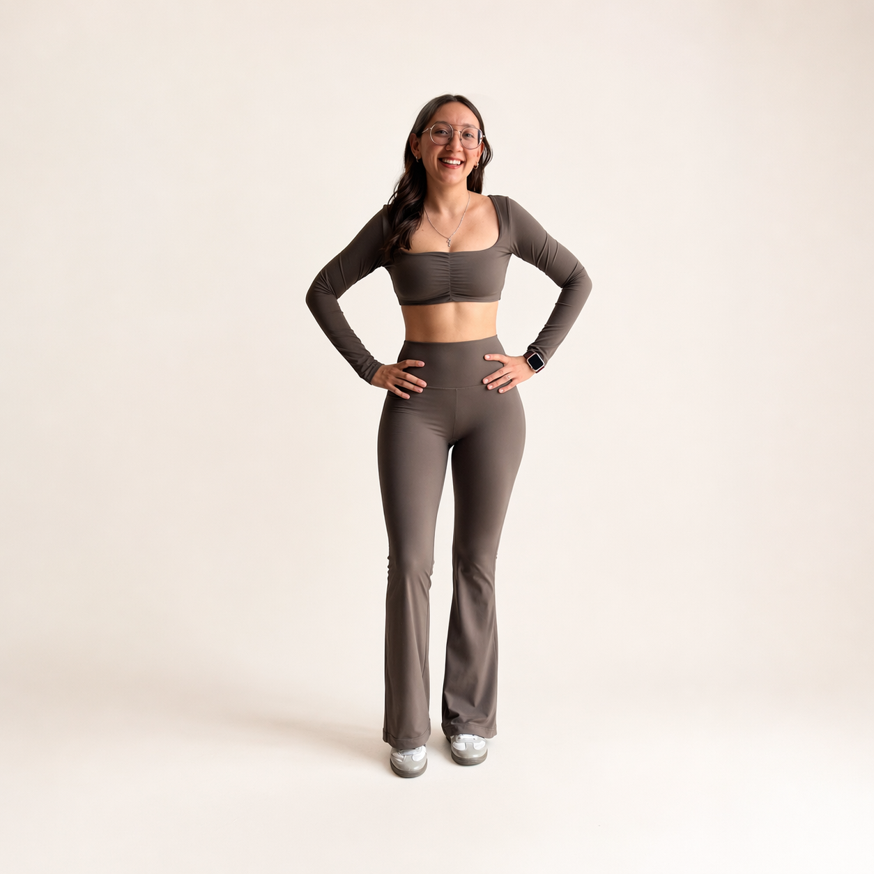 Conjunto deportivo blusa con manga larga y legging wide leg café