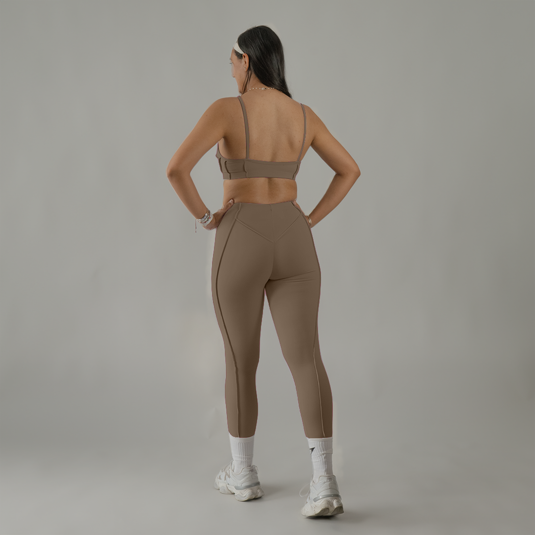 Conjunto deportivo top escote corazón y legging  entubado nude