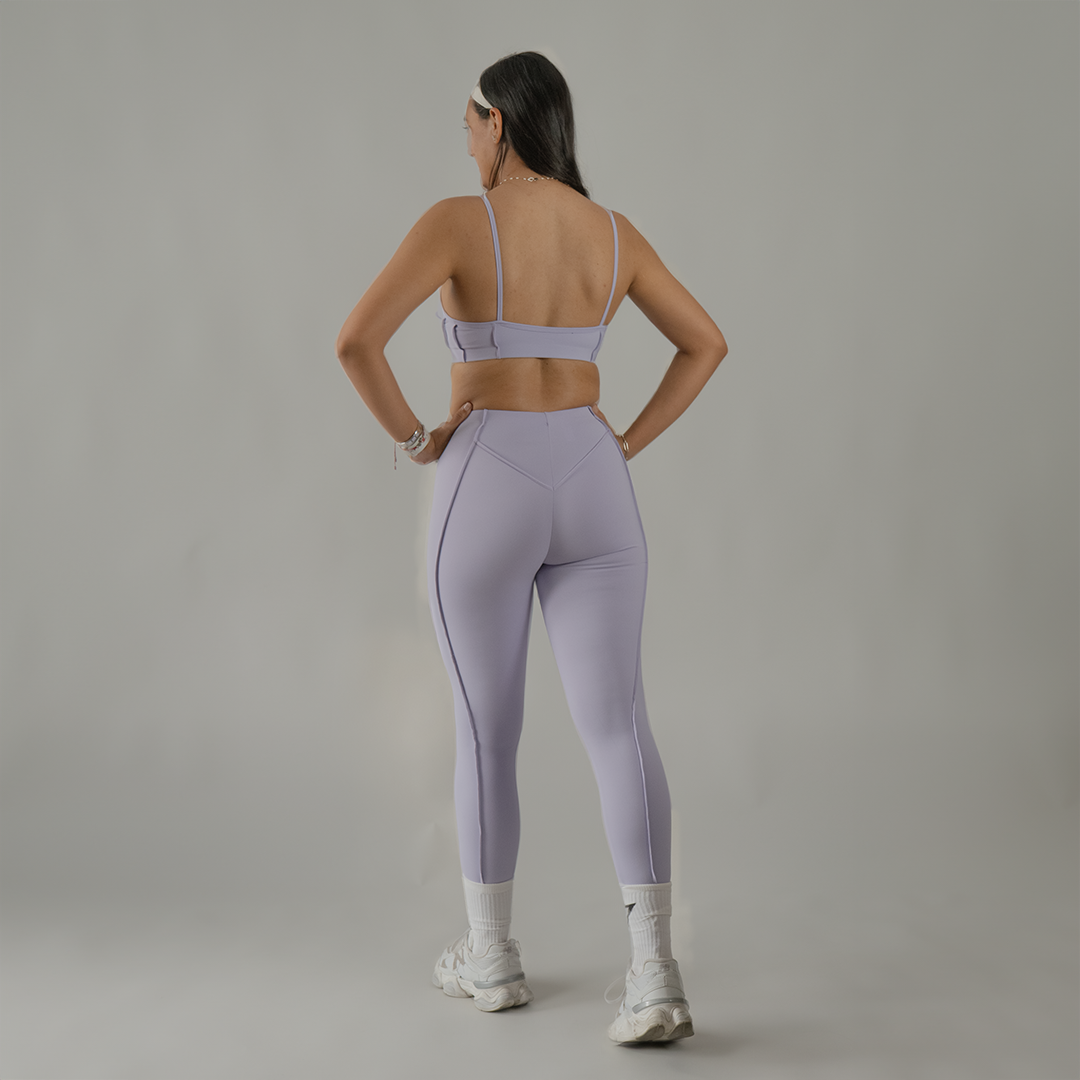 Conjunto deportivo top escote corazón y legging  entubado lila