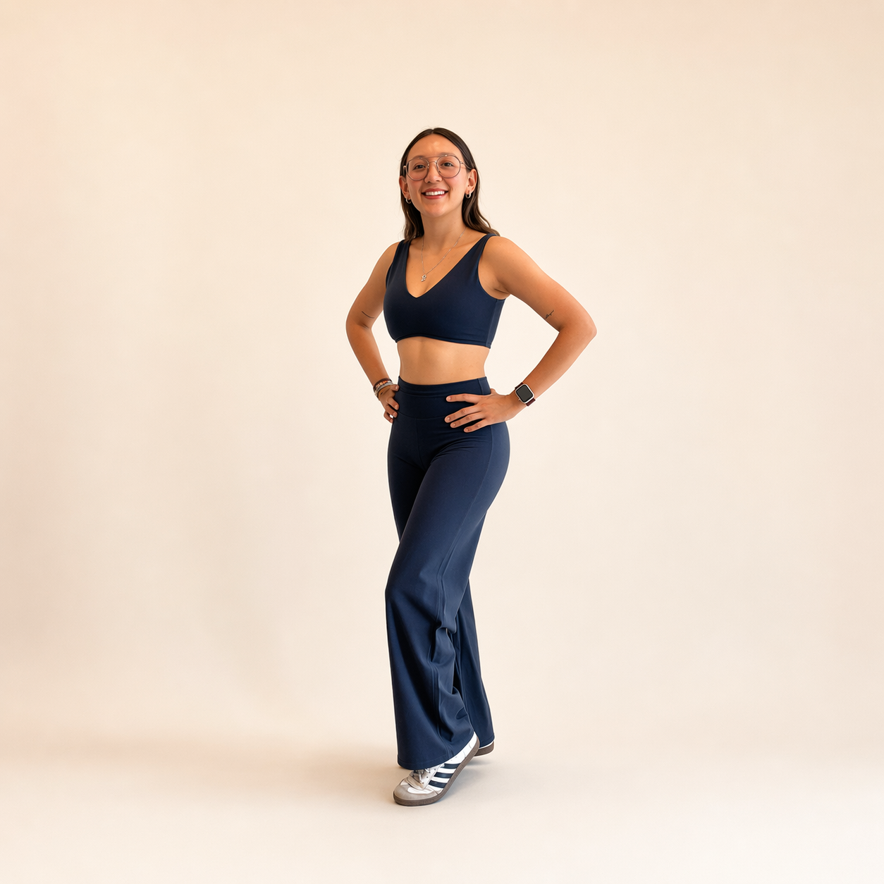 Conjunto deportivo top con tirantes gruesos y legging wide leg navy