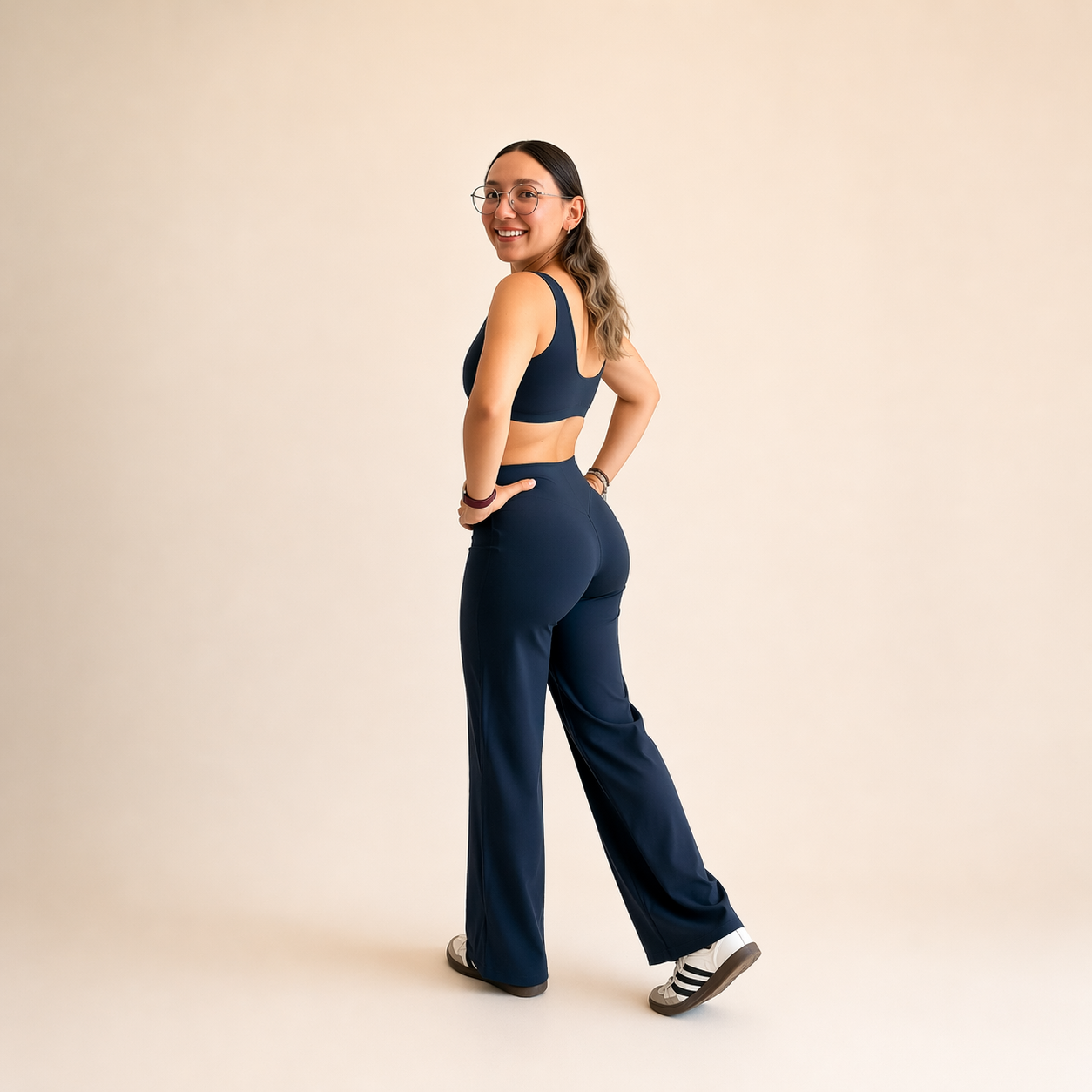 Conjunto deportivo top con tirantes gruesos y legging wide leg navy