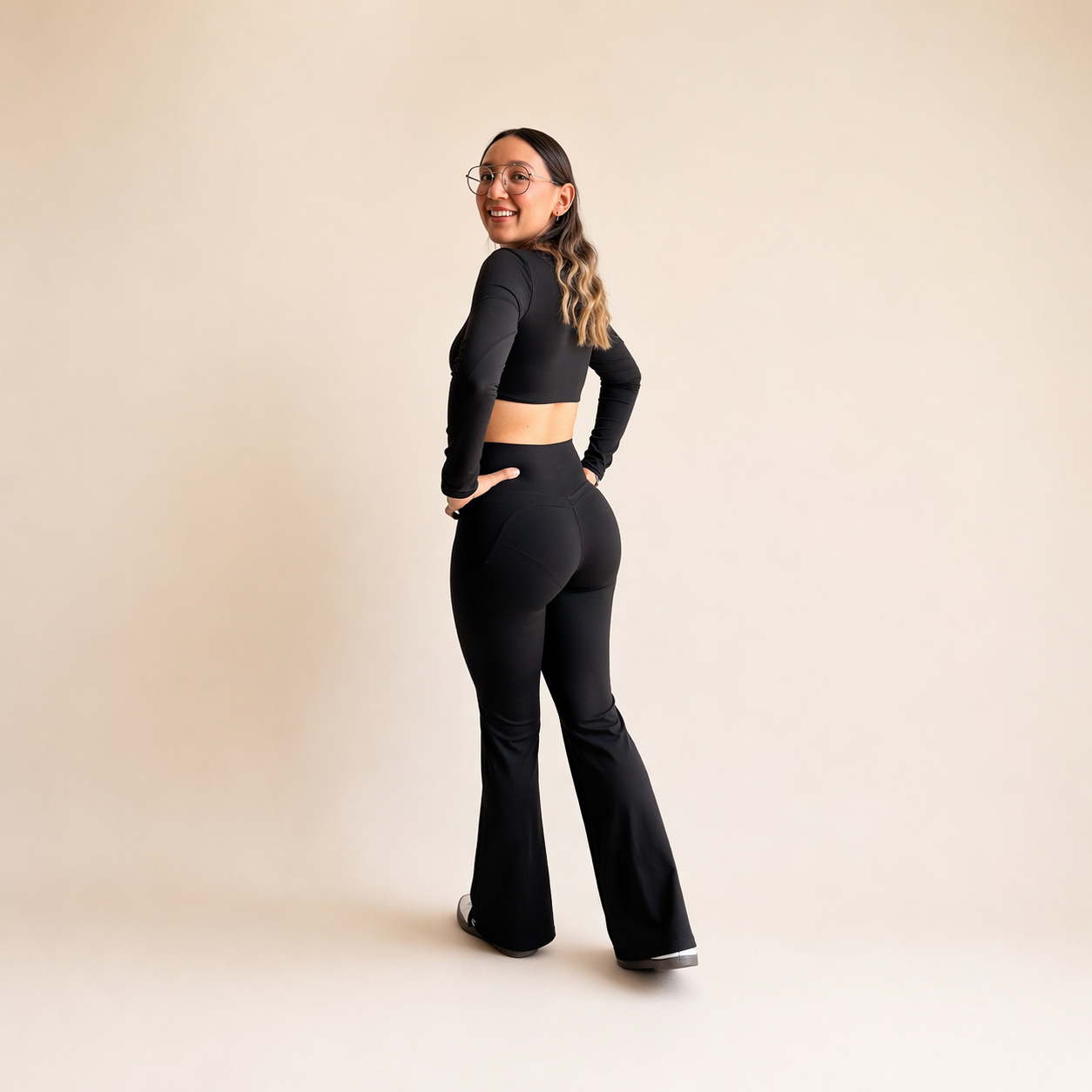 Conjunto deportivo blusa con manga larga y legging wide leg negro