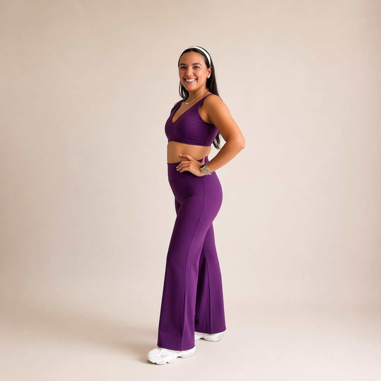 Conjunto deportivo top con tirantes gruesos y legging wide leg uva