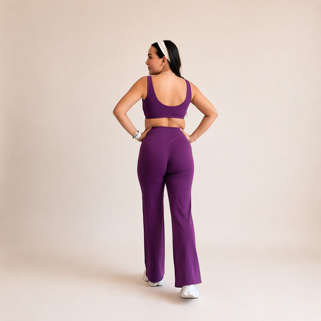 Conjunto deportivo top con tirantes gruesos y legging wide leg uva
