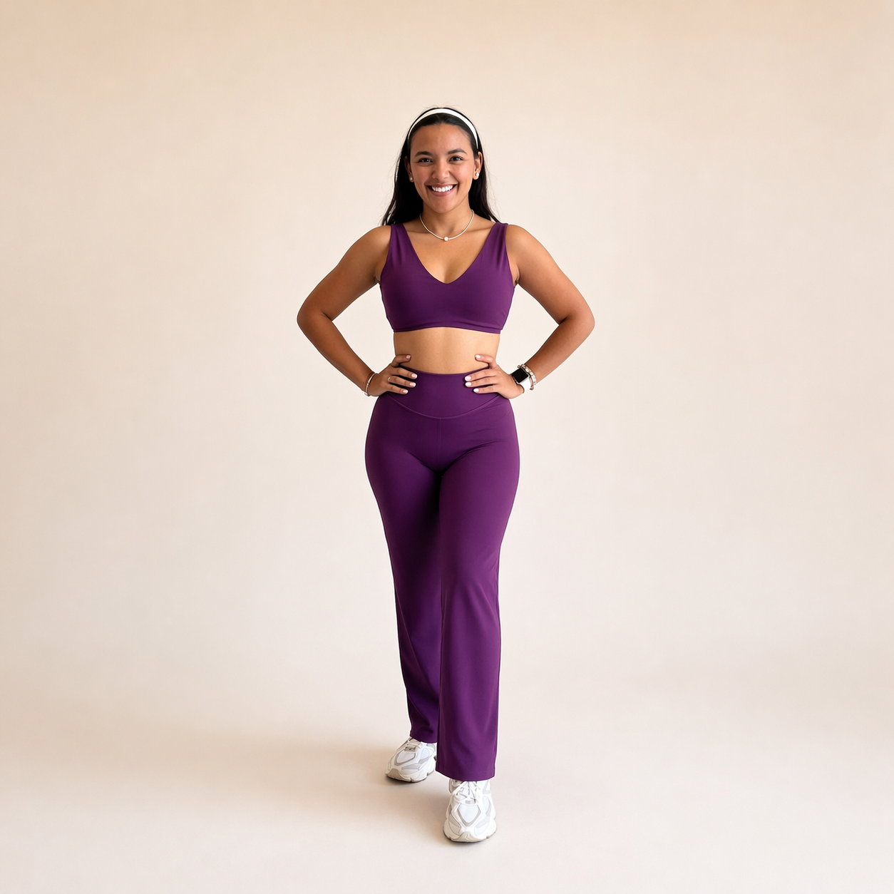 Conjunto deportivo top con tirantes gruesos y legging wide leg uva